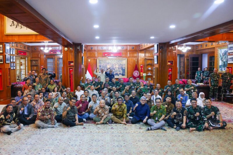 Menteri Pertahanan Republik Indonesia (Menhan RI), Sjafrie Sjamsoeddin menggelar pertemuan akrab dengan para Pemimpin Redaksi di kantor Kementerian Pertahanan, Jakarta, pada Selasa (2/9/2025). dok. Kemenhan RI