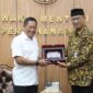 Wakil Menteri Pertahanan Republik Indonesia (Wamenhan RI) Donny Ermawan Taufanto mewakili Menteri Pertahanan RI menerima kunjungan audiensi Ketua Komisi Pemilihan Umum (KPU) RI Mochammad Afifuddin yang diwakili oleh Deputi Bidang Dukungan Teknis, Eberta Kawima, di kantor Kementerian Pertahanan (Kemhan), Jakarta, Senin (8/9/2025). dok. Kemenhan RI