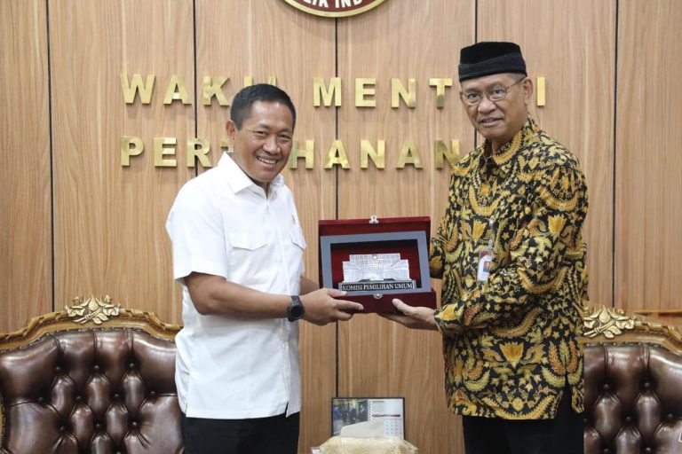 Wakil Menteri Pertahanan Republik Indonesia (Wamenhan RI) Donny Ermawan Taufanto mewakili Menteri Pertahanan RI menerima kunjungan audiensi Ketua Komisi Pemilihan Umum (KPU) RI Mochammad Afifuddin yang diwakili oleh Deputi Bidang Dukungan Teknis, Eberta Kawima, di kantor Kementerian Pertahanan (Kemhan), Jakarta, Senin (8/9/2025). dok. Kemenhan RI