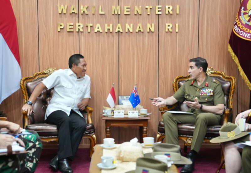 Wakil Menteri Pertahanan Republik Indonesia (Wamenhan RI), Donny Ermawan Taufanto mewakili Menteri Pertahanan RI menerima kunjungan kehormatan Chief of the Australian Army, Lieutenant General Simon Andrew Stuart di kantor Kementerian Pertahanan, Jakarta, Senin (8/9/2025). dok. Kemenhan RI
