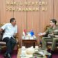 Wakil Menteri Pertahanan Republik Indonesia (Wamenhan RI), Donny Ermawan Taufanto mewakili Menteri Pertahanan RI menerima kunjungan kehormatan Chief of the Australian Army, Lieutenant General Simon Andrew Stuart di kantor Kementerian Pertahanan, Jakarta, Senin (8/9/2025). dok. Kemenhan RI