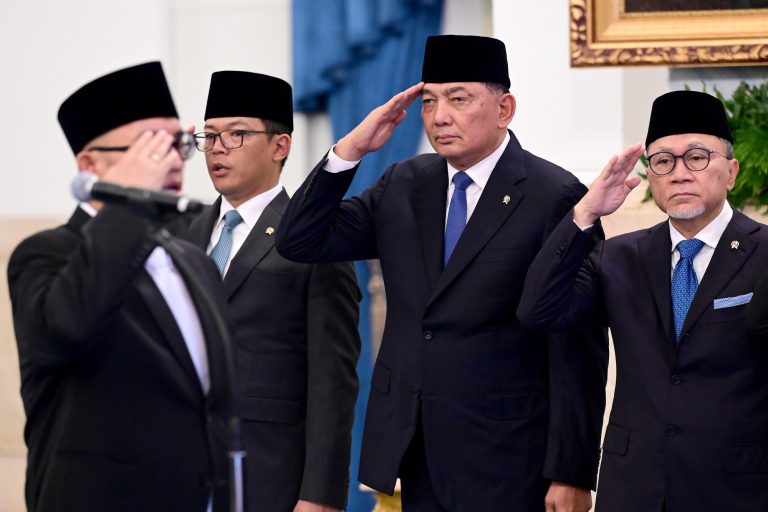 Menteri Pertahanan Republik Indonesia (Menhan RI), Sjafrie Sjamsoeddin menghadiri acara pelantikan Menteri dan Wakil Menteri Negara Kabinet Merah Putih di Istana Negara pada Senin (8/9/2025). dok. Kemenhan RI