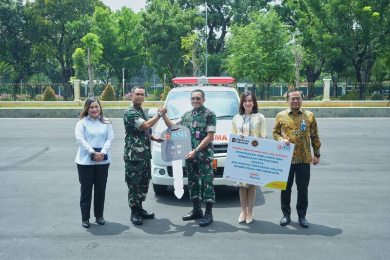 Sekretaris Jenderal Kementerian Pertahanan Republik Indonesia (Sekjen Kemhan RI), Letjen TNI Tri Budi Utomo menerima bantuan operasional dari PT Bank Negara Indonesia (Persero) Tbk untuk SMA Taruna Nusantara (TN) Malang. dok. Kemenhan RI