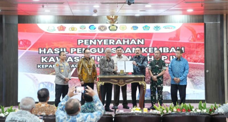 Menteri Pertahanan (Menhan) RI, Sjafrie Sjamsoeddin, menyaksikan Penyerahan Kawasan Hutan Tahap IV dari Satuan Tugas (Satgas) Penertiban Kawasan Hutan (PKH) kepada PT Agrinas Palma Nusantara (Persero), di Kantor Kejaksaan Agung Jakarta, pada Jumat (12/9/2025). Dok. Kemenhan RI