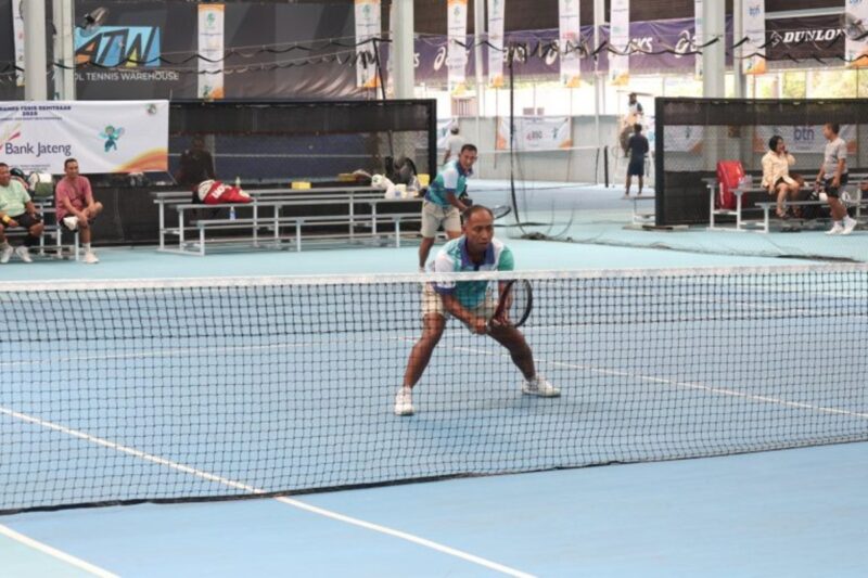 Wakil Menteri Pertahanan RI, Donny Ermawan Taufanto, turut ambil bagian dalam Turnamen Tenis Kemitraan BPJS Kesehatan 2025 yang berlangsung di Ancol Tennis Warehouse, Jakarta, Sabtu (13/9/2025). dok. Kemenhan RI