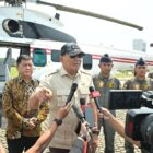 Menteri Pertahanan Sjafrie Sjamsoeddin bersama Kepala Badan Logistik Pertahanan (Kabaloghan) Marsdya TNI Yusuf Jauhari dan Dirut PT Dirgantara Indonesia (PT DI) Gita Amperiawan secara langsung meninjau helikopter ini di Monumen Nasional (Monas), pada Senin (15/9/2025). dok. Kemhan RI