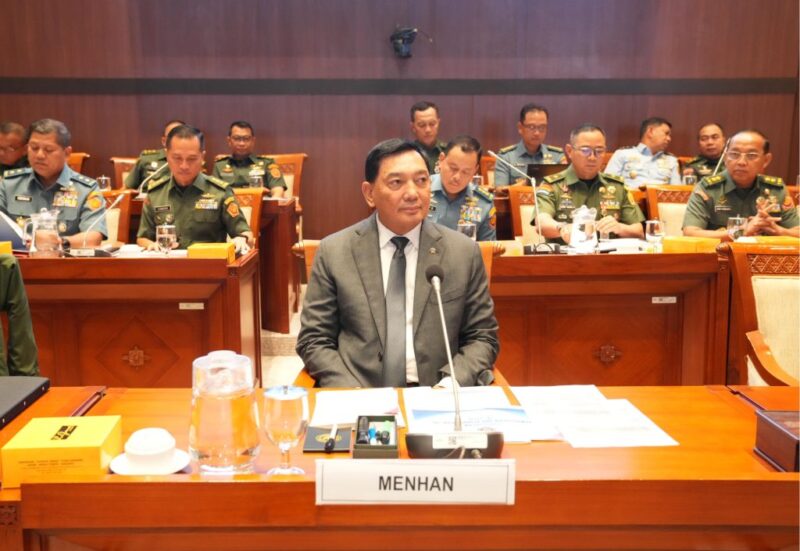 Menteri Pertahanan (Menhan) RI Sjafrie Sjamsoeddin didampingi Panglima TNI Jenderal TNI Agus Subiyanto dan Kepala Staf Angkatan menghadiri Rapat Kerja (Raker) dengan Komisi I Dewan Perwakilan Rakyat (DPR) RI di Ruang Rapat Komisi I, Gedung Nusantara II, pada Selasa (16/9/2025). dok. Kemhan RI