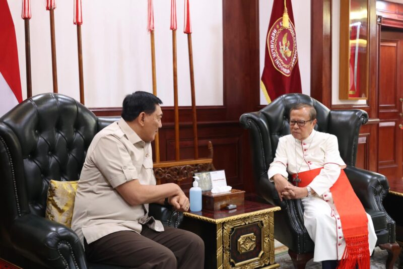 Menteri Pertahanan Republik Indonesia Sjafrie Sjamsoeddin menerima kunjungan Kehormatan Uskup Agung Jakarta Kardinal Ignatius Suharyo Hardjoatmodjo, pada Selasa (16/9/2025). dok. Kemenhan RI