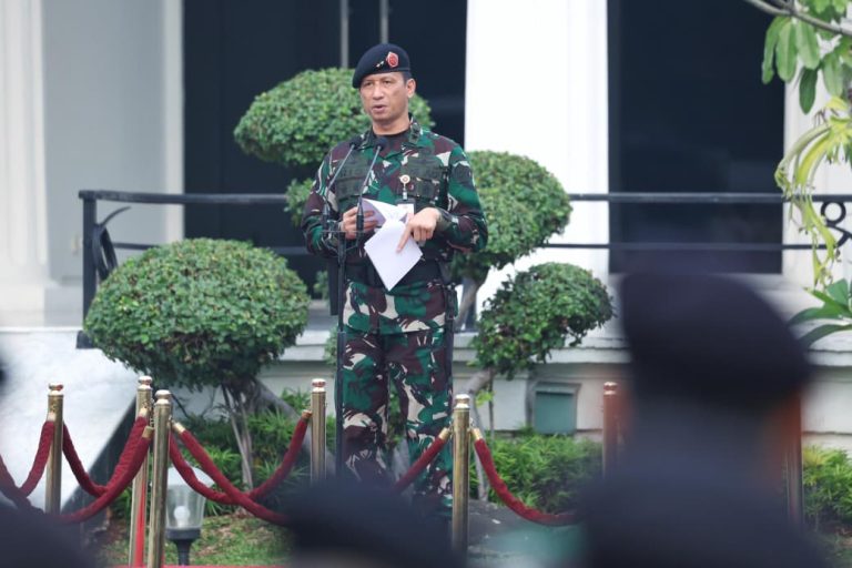 Kementerian Pertahanan (Kemhan) RI menggelar Upacara Bendera Bulanan yang dipimpin oleh Staf Ahli Menhan Bidang Sosial Mayjen TNI Rionardo selaku Inspektur Upacara di Kementerian Pertahanan, Jakarta, Rabu (17/9/2025). dok. Kemenhan RI