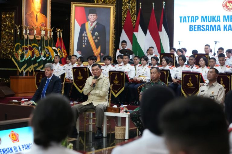 Kementerian Pertahanan Republik Indonesia (Kemhan RI) menyelenggarakan acara tatap muka antara Menteri Pertahanan RI Sjafrie Sjamsoeddin dan Panglima TNI Jenderal TNI Agus Subiyanto bersama para Kadet Universitas Pertahanan Republik Indonesia (Unhan RI) yang berasal dari Palestina. dok. Kemhan RI