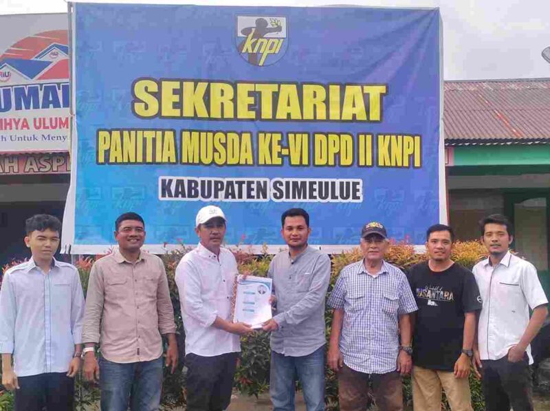Eriton saat menyerahkan berkas Calon ketua KNPI Kabupaten Simeulue.(Foto: AgusMuliadi/Acehnow)