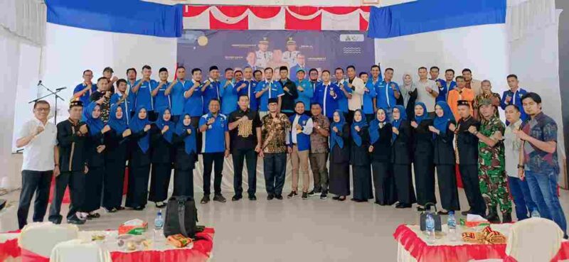 Panitia Musda KNPI Simeulue foto bersama dengan Bupati Simeulue Muhammad Nasrun Mikaris.(Foto: AgusMuliadi/Acehnow).