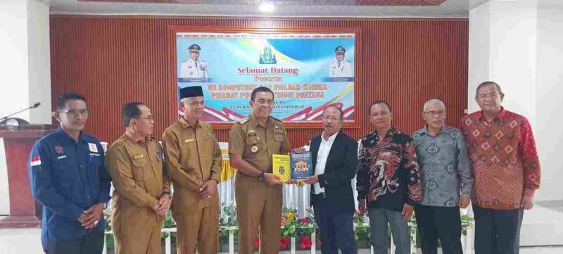 Bupati Simeulue Muhammad Nasrun Mikaris SH,.MH,. Berswafoto dengan para penguji didampingi Sekretaris Daerah Asludin, M.Kes. (Foto: AgusMuliadi/Acehnow)