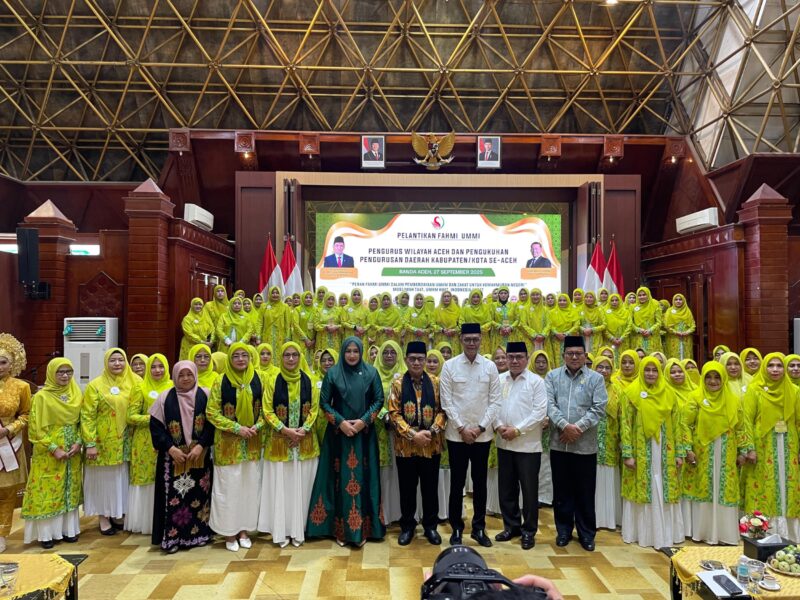 Foto bersama usai pelantikan pengurus wilayah dan pengurus daerah Fahmi Ummi Provinsi Aceh, di Anjong Mon Mata, Pendopo Gubernur Aceh, Kota Banda Aceh, Sabtu (27/9/2025). FOTO: MC ACEH BESAR