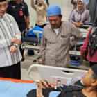 Menteri Agama Nasaruddin Umar menyambangi dan menjenguk jemaah majelis taklim Ashobiyyah roboh dan yang di rawat di RS PMI dan RSUD Bogor. dok. Kemenag RI