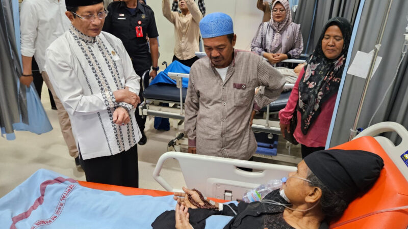 Menteri Agama Nasaruddin Umar menyambangi dan menjenguk jemaah majelis taklim Ashobiyyah roboh dan yang di rawat di RS PMI dan RSUD Bogor. dok. Kemenag RI