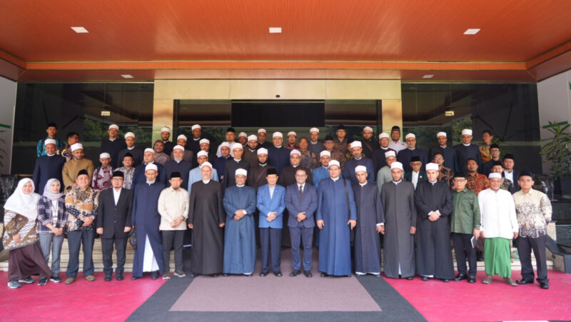 Menteri Agama Nasaruddin Umar menerima audiensi 36 Tenaga Pengajar Al Azhar Mesir (Mab’uts) di kantor pusat, Kementerian Agama, Jakarta. dok. Kemenag RI