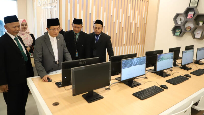 Menag menilik perpustakaan digital di PPWS Ngabar, Ponorogo, Minggu (14/9/2025). dok. Kemenag RI