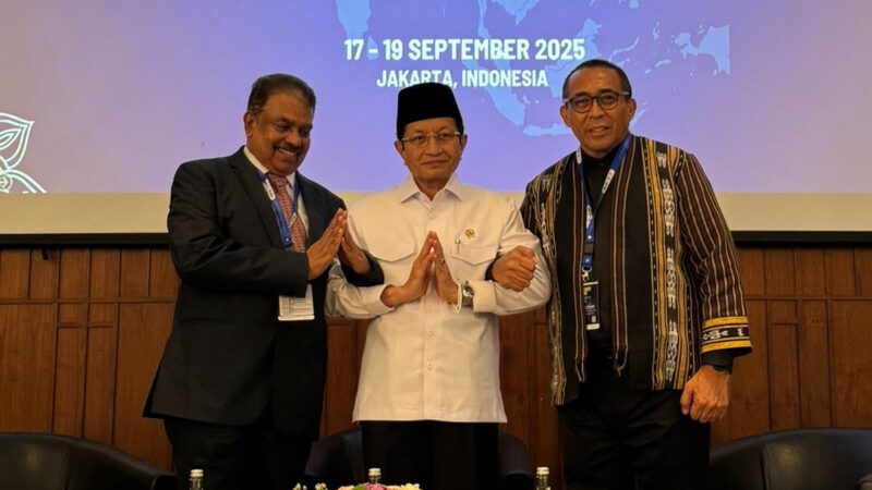 Menag Nasaruddin Umar bersama dengan Sekretaris Jenderal CCA Mathews George Chunakara (kiri) dan Ketua Umum PGI Pdt. Jacklevyn Fritz Manuputty (kanan). dok. Kemenag RI