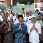 Menteri Agama Nasaruddin Umar menyerahkan bantuan kepada korban Banjir di Bali. dok. Kemenag RI