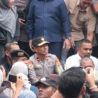 Kapolda Aceh Brigjen Pol Marzuki Ali Basyah turun langsung ke tengah massa aksi unjuk rasa di depan Gedung DPRA. dok. Polda Aceh