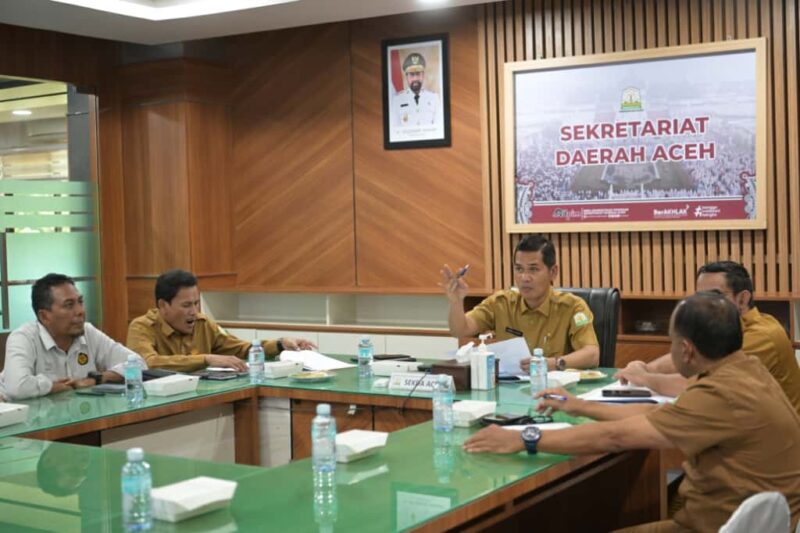 Sekretaris Daerah Aceh, M.Nasir rapat terkait penanganan dan penetapan sumur minyak masyarakat dengan Pemerintah Kupaten Bireun, Aceh Utara,Aceh Timur dan Aceh Tamiang secara zoom di ruang rapat Sekda Banda Aceh, Senin, 23 September 2025. dok. Ist