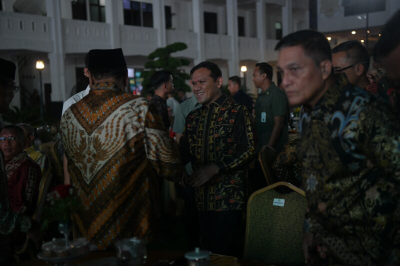 Wakil Gubernur Aceh, Fadhlullah, S.E, menghadiri acara lepas-sambut pangdam iskandar muda dan ketua persit chandra kirana daerah Iskandar muda di lapangan sanggamara makodam IM, Banda Aceh, Rabu, 10 September 2025. dok. Ist