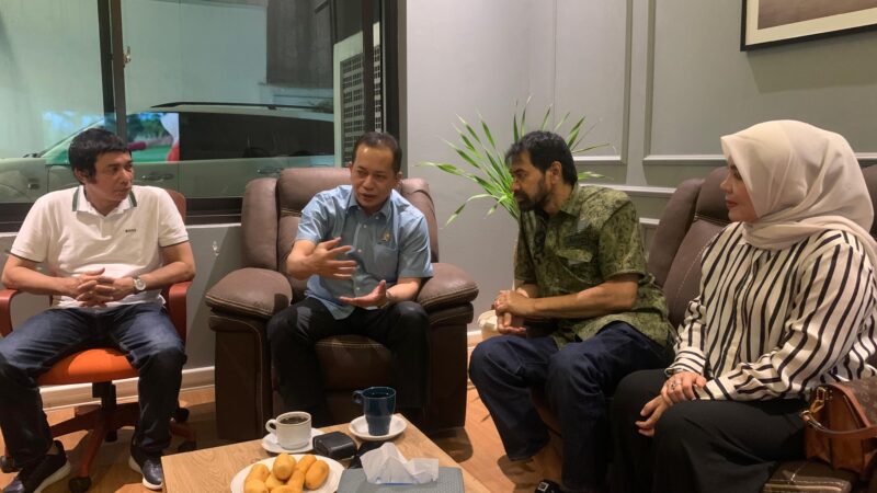 Gubernur Aceh Muzakir Manaf menyambangi Menteri Koperasi (Menkop) Fery Joko Julianto di Jakarta Selatan, Minggu (14/9/2025). dok. Ist