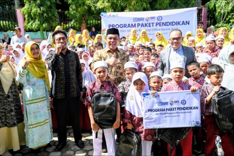 Bupati Aceh Besar, H Syech Muharram Idris foto bersama seusai acara penyerahan paket pendidikan kepada murid SD dipusatkan di SDN Pertiwi Gampong Siron, Kecamatan Ingin Jaya, Aceh Besar, Kamis (11/09/2025). dok. MC ACEH BESAR