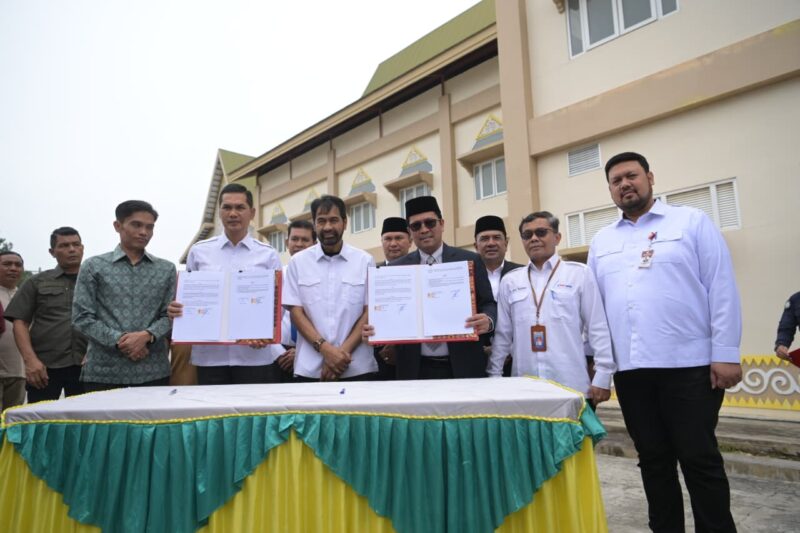 Gubernur Aceh, Muzakkir Manaf, menyerahkan rumah sakit Regional Aceh tengah kepada Bupati Aceh Tengah Haili Yoga di halaman Rumah Sakit Regional Aceh Tengah, 9/9/2025. Turut Didampingi Sekda Aceh, M. Nasir, kadis Perkim T. Aznal dan Wakil Bupati Aceh Tengah. dok. Ist
