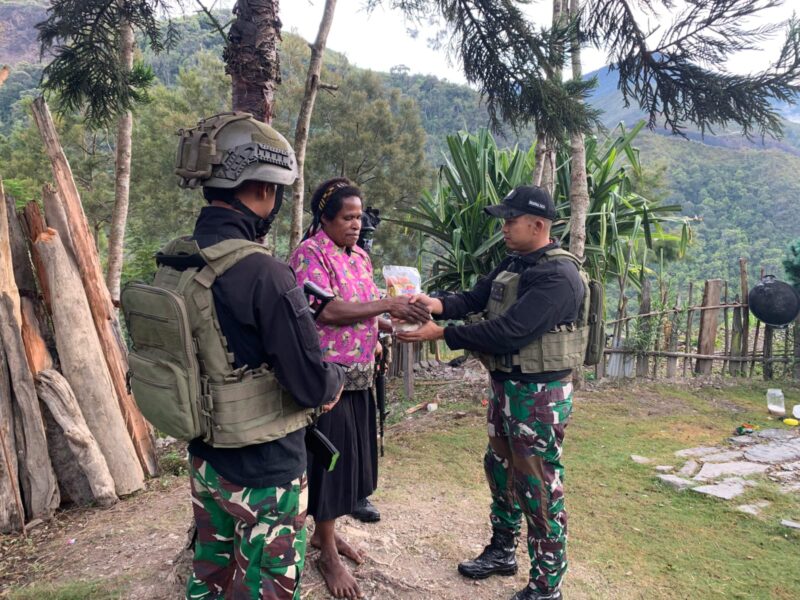 Pos Tinggi Nambut Satgas Yonif 112/DJ mengadakan kegiatan pembagian sembako dan pengobatan gratis kepada Masyarakat Distrik Tinggi Nambut Kabupaten Puncak Jaya Provinsi Papua Tengah Minggu, 14 September 2025. dok. Pendam IM