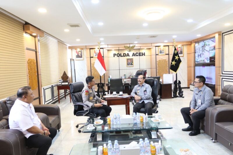 Kapolda Aceh, Brigjen Pol Marzuki Ali Basyah, menerima audiensi Kepala Kantor Wilayah (Kakanwil) Kementerian Hukum (Kemenkum) Aceh, Meurah Budiman, beserta jajaran pimpinan tinggi pratama, di ruang kerja Kapolda Aceh, Selasa (9/9/2025). dok. Polda Aceh