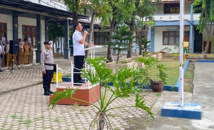Dirresnarkoba Polda Aceh Kombes Pol. Shobarmen menjadi inspektur upacara bendera di SMA Negeri 2 Banda Aceh, Senin, 15 September 2025. dok. Polda Aceh