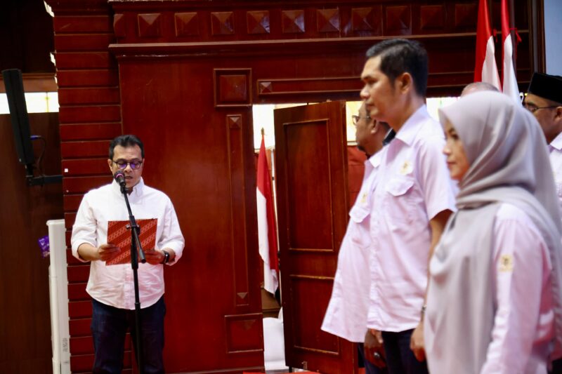 Sekretaris Daerah Aceh M Nasir , dilantik sebagai Ketua Pengurus Daerah Keluarga Alumni Universitas Gadjah Mada (Kagama) Aceh, di Anjong Mon Mata komplek Meuligoe Gubernur Aceh, Sabtu (6/9/2025). dok. Ist