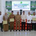 Foto bersama usai penyerahan secara simbolis mahasiswa PPKPM UIN Ar-Raniry Banda Aceh, di Auditorium Prof H Ali Hasjmy, Darussalam, Kota Banda Aceh, Selasa (9/9/2025). DOK. PROKOPIM PEMKAB ACEH BESAR