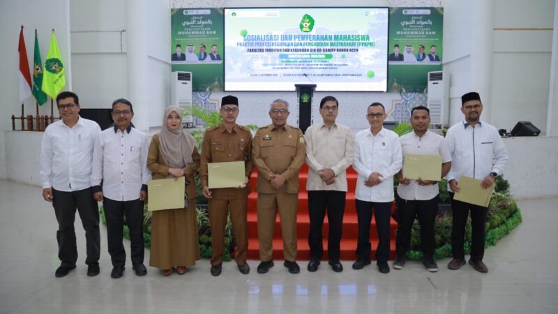 Foto bersama usai penyerahan secara simbolis mahasiswa PPKPM UIN Ar-Raniry Banda Aceh, di Auditorium Prof H Ali Hasjmy, Darussalam, Kota Banda Aceh, Selasa (9/9/2025). DOK. PROKOPIM PEMKAB ACEH BESAR