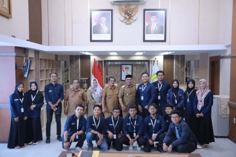 Bupati Aceh Besar H Muharram Idris foto bersama Tim Patriot kajian pengembangan kawasan transmigrasi dari UGM dan ITS di ruang kerja Bupati Aceh Besar, Kota Jantho, Selasa (23/9/2025). dok. MC ACEH BESAR