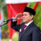 Wakil Gubernur Aceh, Fadhlullah, S.E., menjadi pembina upacara peringatan Hari Pendidikan Daerah (HARDIKDA) ke-66 Tahun 2025 di halaman Kantor Gubernur Aceh, Selasa, 2 September 2025. dok. Ist