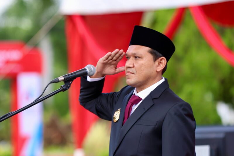 Wakil Gubernur Aceh, Fadhlullah, S.E., menjadi pembina upacara peringatan Hari Pendidikan Daerah (HARDIKDA) ke-66 Tahun 2025 di halaman Kantor Gubernur Aceh, Selasa, 2 September 2025. dok. Ist