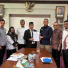 Bupati Aceh Utara, Ismail A Jalil atau Ayahwa menerima laporan. dok. Pemkab Aceh Utara