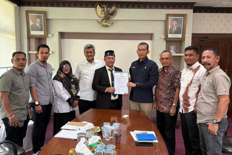 Bupati Aceh Utara, Ismail A Jalil atau Ayahwa menerima laporan. dok. Pemkab Aceh Utara