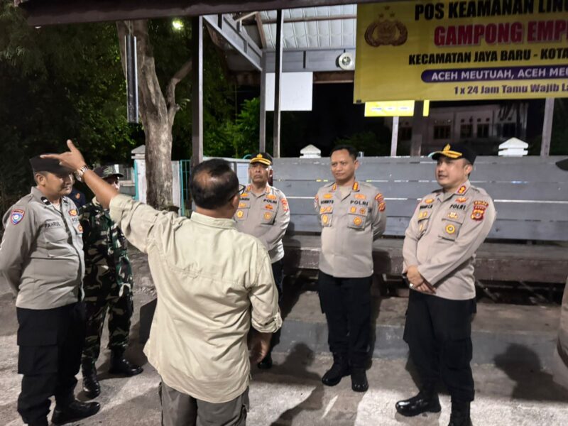 Kombes Donny, usai melakukan pengecekan Pos Satkamling di Desa Cot Lamkuweuh, Kecamatan Meuraxa dan Desa Emperom, Kecamatan Jaya Baru, Kota Banda Aceh, Minggu, 14 September 2025. dok. Polda Aceh