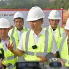 Sekda Aceh, M. Nasir bersama Bupati Aceh Jaya, Safwandi, menyampaikan sambutan sekaligus melakukan peletakan batu pertama pembangunan Gedung Tempat Olah Raga (Pembangunan Venue Pora) Aceh Jaya Salem Stadion, Calang, Aceh Jaya, Rabu, 10 September 2025. dok. Ist