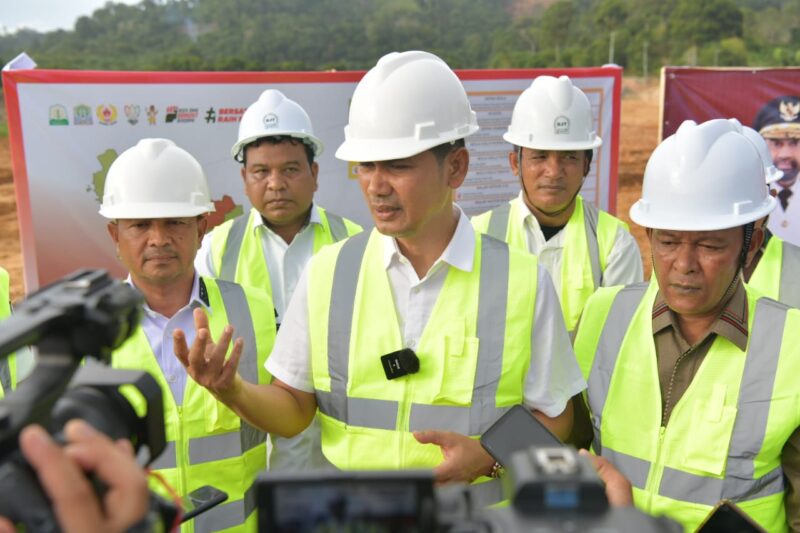 Sekda Aceh, M. Nasir bersama Bupati Aceh Jaya, Safwandi, menyampaikan sambutan sekaligus melakukan peletakan batu pertama pembangunan Gedung Tempat Olah Raga (Pembangunan Venue Pora) Aceh Jaya Salem Stadion, Calang, Aceh Jaya, Rabu, 10 September 2025. dok. Ist