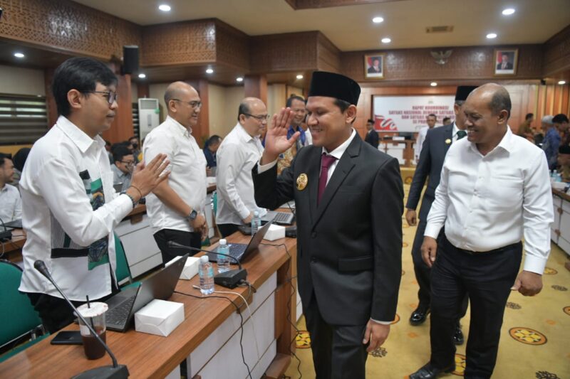 Wakil Gubernur Aceh, Fadhlullah, SE menyampaikan sambutan sekaligus membuka rapat koordinasi satgas nasional provinsi dan satgas kabupaten/kota SE Aceh digedung serbaguna Setda Aceh, Selasa, 2 September 2025. dok. Ist