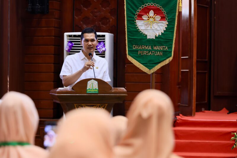 Sekretaris Daerah Aceh, M. Nasir, S.IP, MPA, memberi sambutan sekaligus membuka secara resmi Rapat Kerja Dharma Wanita Persatuan (DWP) Aceh Tahun 2025 yang digelar di Anjong Mon Mata, Banda Aceh, Rabu (10/9/2025). dok. Ist