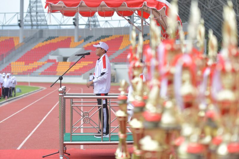 Wakil Gubernur Aceh, Fadhlullah, S.E., menjadi Inspektur Upacara peringatan Hari Olahraga Nasional (HAORNAS)XLII Tahun 2025 di Stadion Harapan Bangsa, Banda ACeh, Selasa, 9 September 2025. dok. Ist
