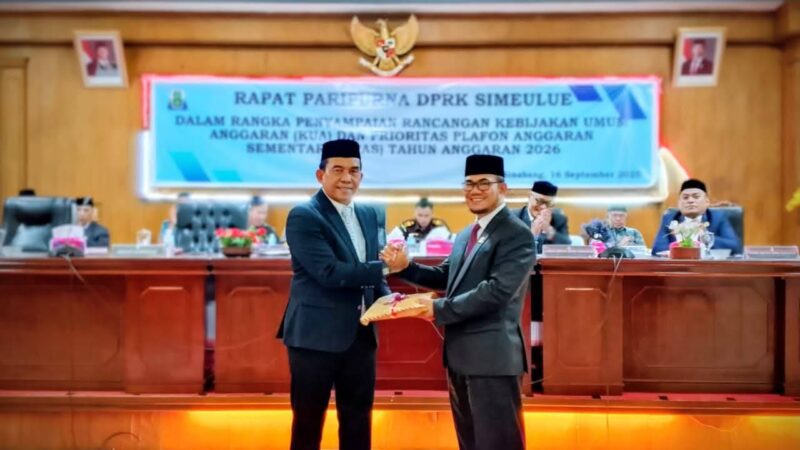 Ketua DPRK Simeulue Rasmanudin H Rahamin saat menerima Dokumen RPJMD.(Foto: AgusMuliadi)