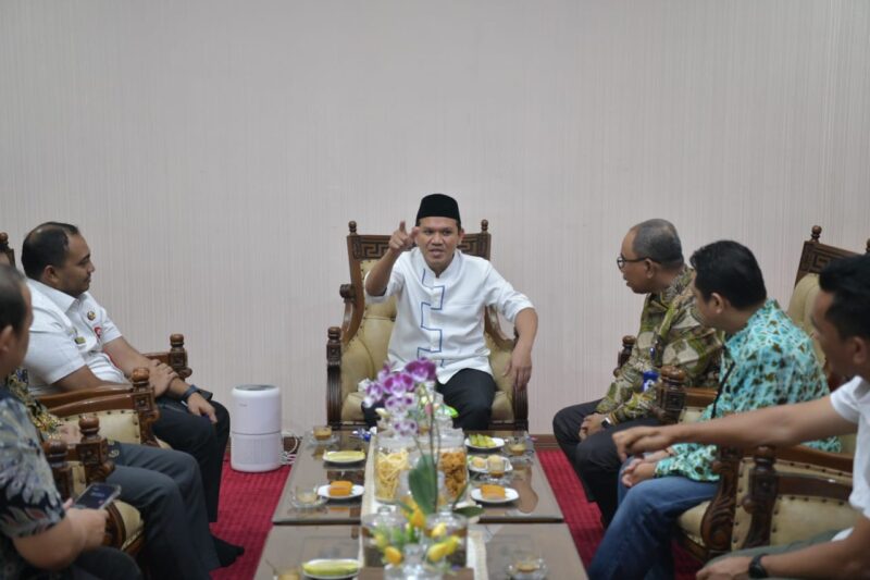 Wakil Gubernur Aceh, Fadhlullah, didampingi Kepala Biro Adpim Setda Aceh, Akkar Arafat menerima kunjungan silaturahmi Direktur Bisnis Jasa Keuangan PT POS, Haris, di rumah dinasnya, Jumat (12/9/2025). dok. Ist