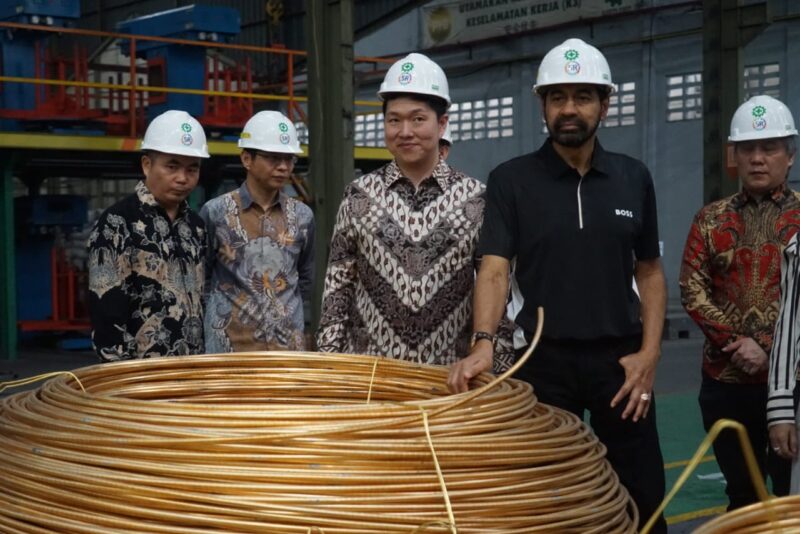 Gubernur Aceh Muzakir Manaf menyaksikan penandatanganan kerjasama PT Prima Copper Industri (PCI)  dengan BUMN Tiongkok (MCC15) guna membangun fasilitas tambang dan smelter di Aceh, di Kantor PT PCI, Tangerang, Banten, Jumat, 12 September 2025. dok. Ist